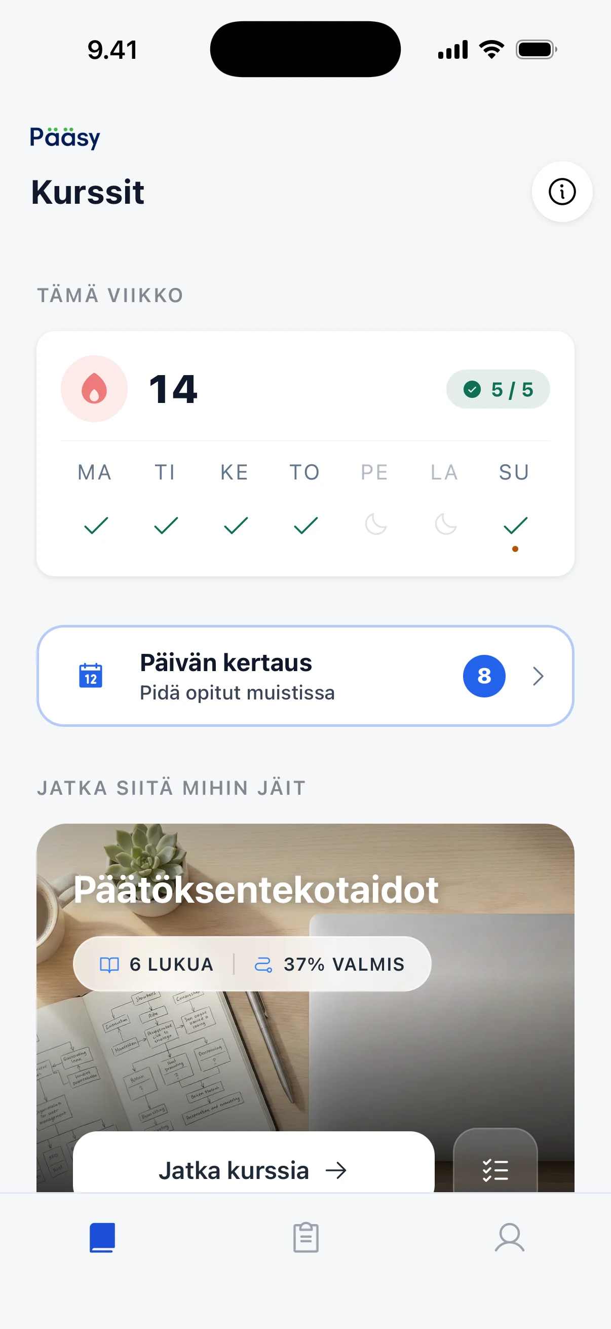 Pääsy-sovelluksen kurssinäkymä puhelimen näytöllä: viikon harjoituspäivät, päivän kertaus ja kurssi, josta harjoittelu jatkuu.