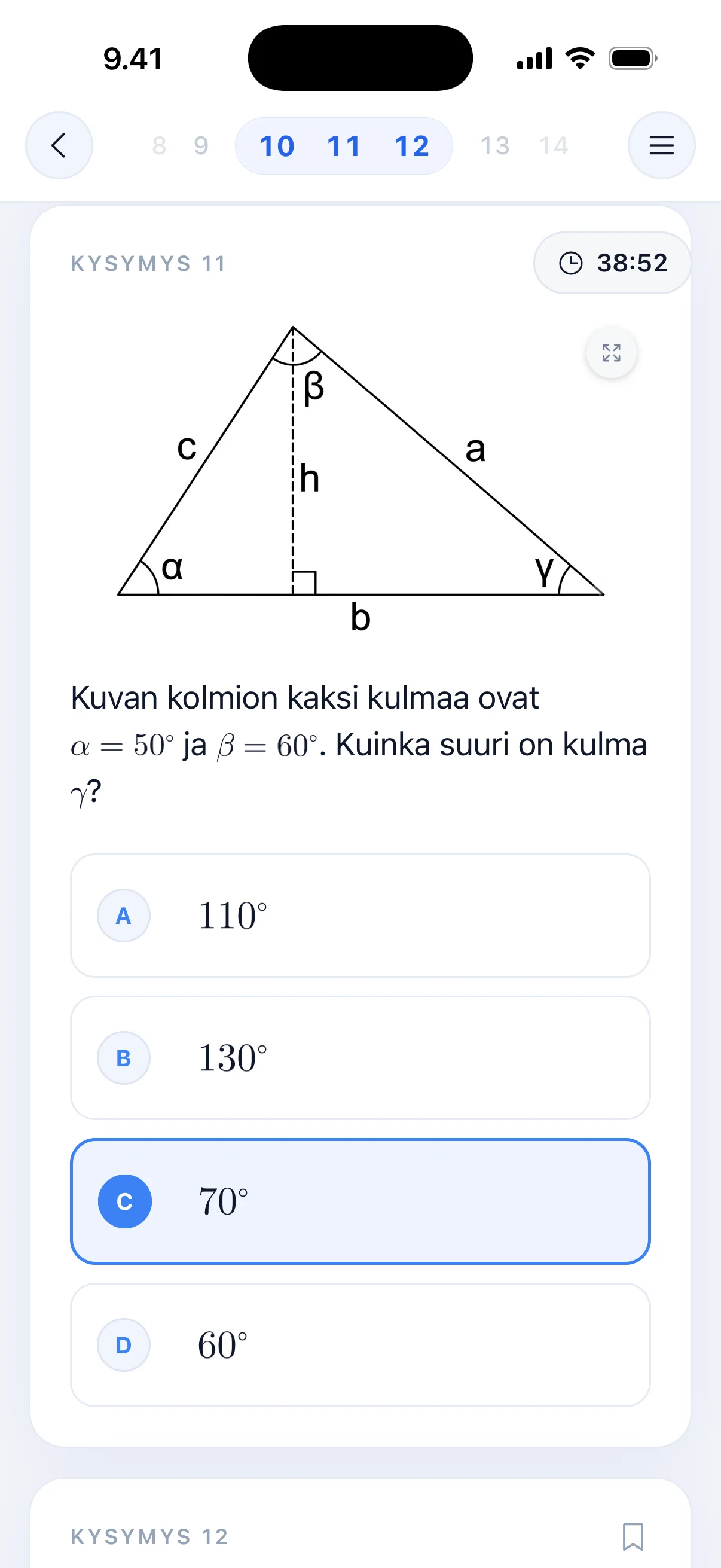 Koetyylinen matematiikan tehtävä Pääsy-sovelluksessa: kolmion kulmat ja neljä vastausvaihtoehtoa.